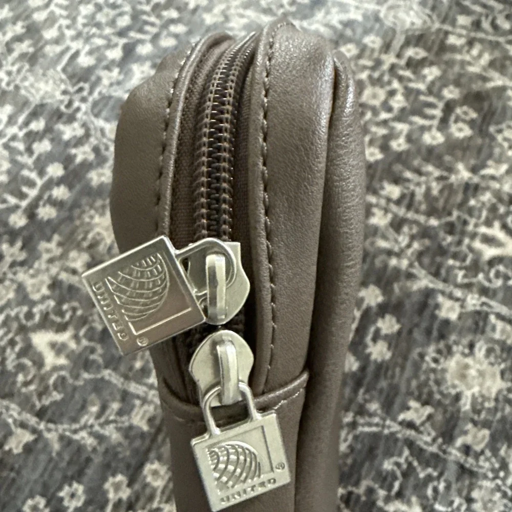 United Global First Toiletry Bag Brown Tan Faux Leather Double Zip Lined 8